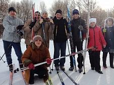 Лыжная прогулка в зимнем лесу